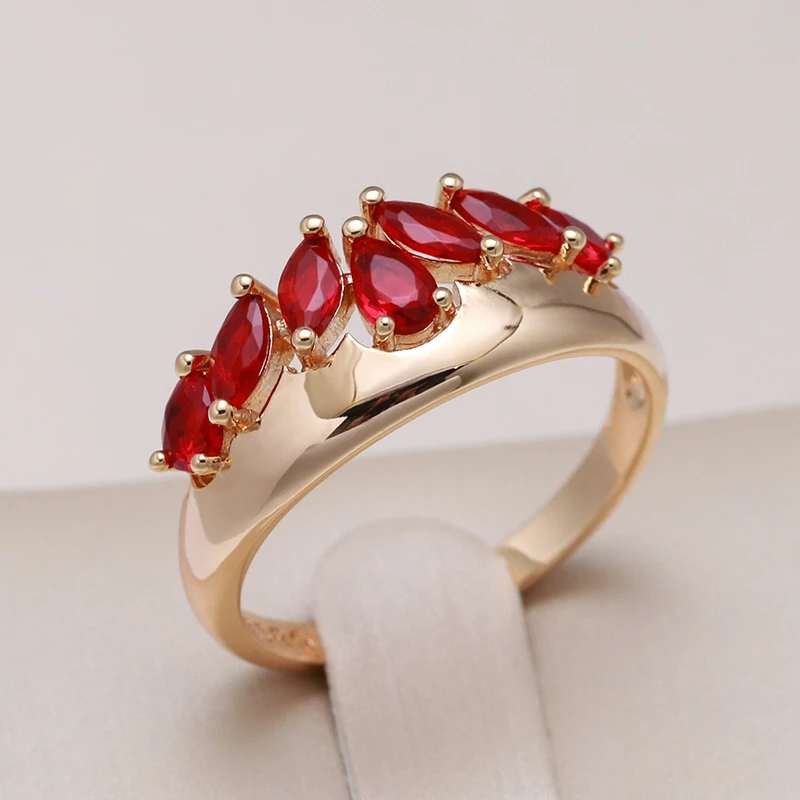 Anillo elegante con cristales rojos