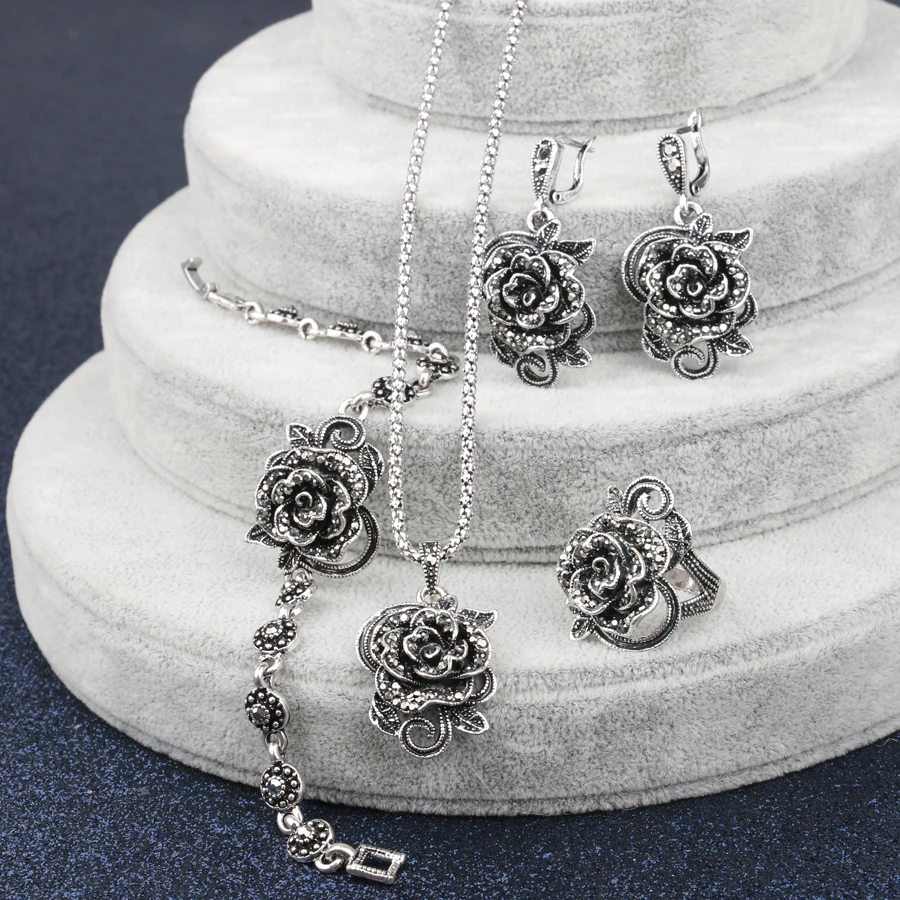 Conjunto de joyas de rosas vintage brillantes con collares, pulsera, pendientes y anillo