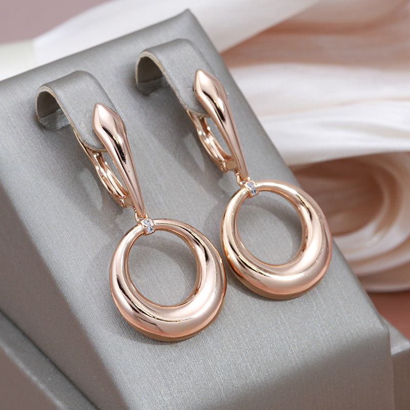 Pendientes elegantes en color oro rosa con circonitas brillantes y forma elegante
