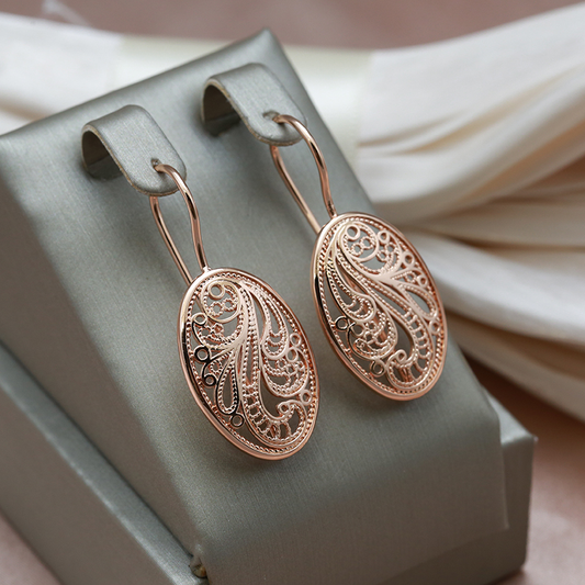 Pendientes elegantes con un delicado estampado en tono rosa brillante