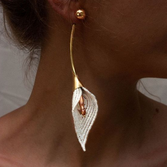 Pendientes de flores elegantes con delicado follaje blanco y tallo