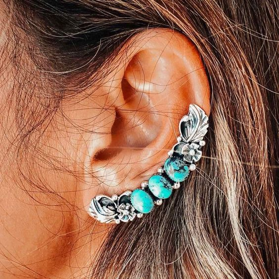Ear cuff diseño hojas con piedras azul turquesa y detalles florales
