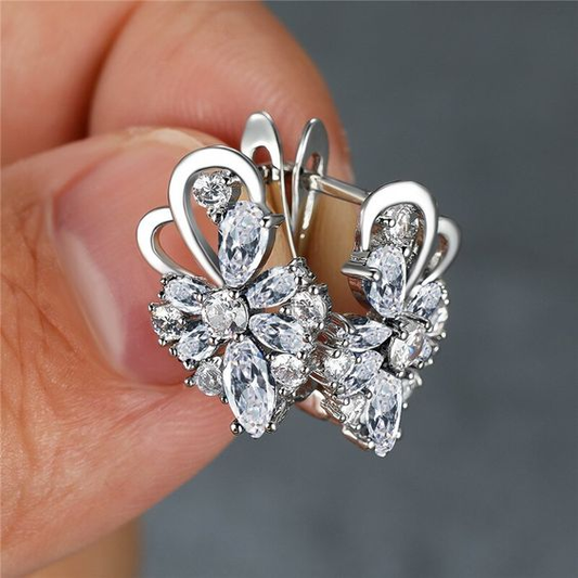Pendientes brillantes con diseño de flores de circonitas para un brillo elegante