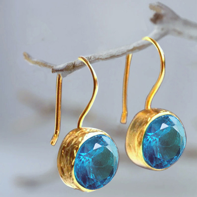 Pendientes vintage brillantes con circonitas azules brillantes
