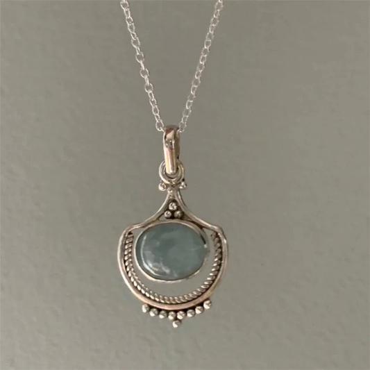Collar vintage con piedra celeste y adornos