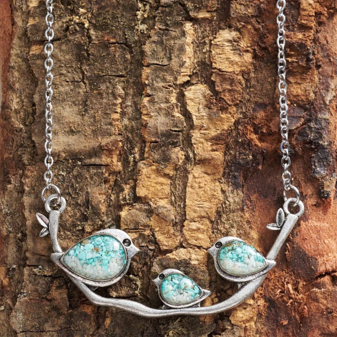 Collar colgante pájaro con delicadas piedras turquesas en rama