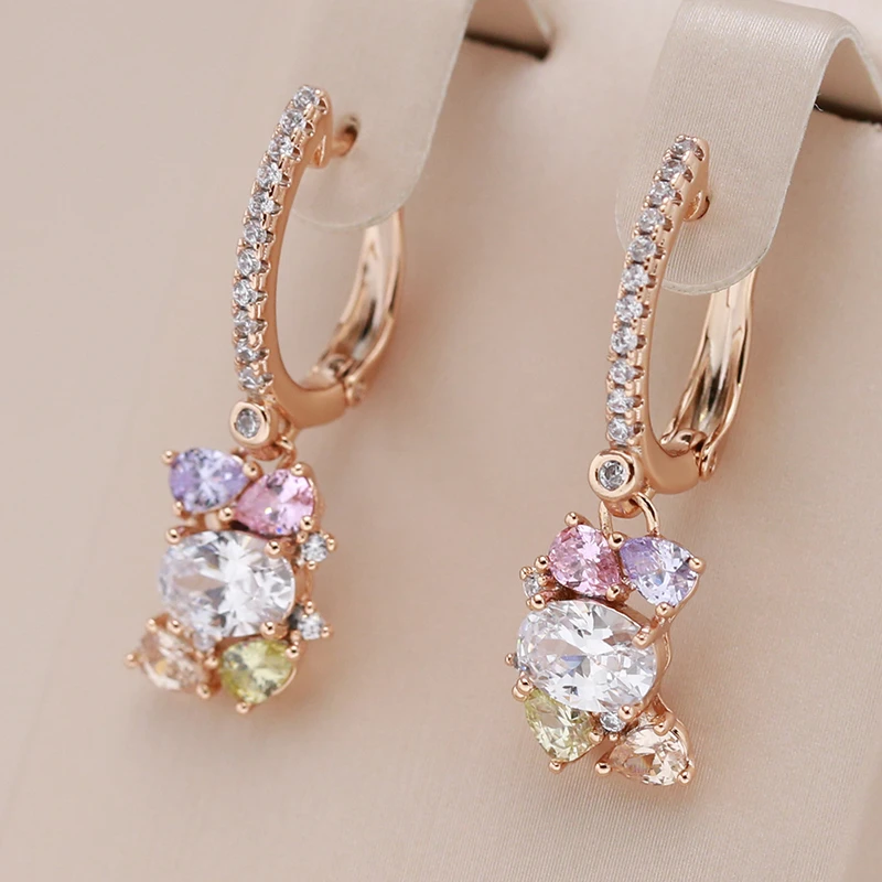 Pendientes brillantes con circonitas de colores en diseño de racimo
