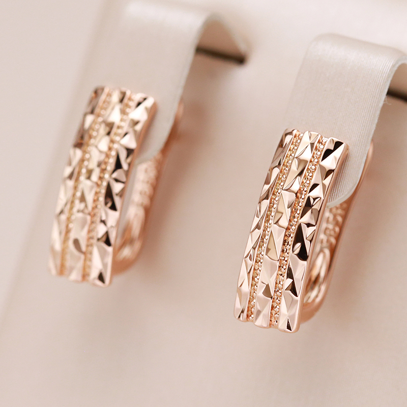 Pendientes color rosa con patrón geométrico y detalles brillantes
