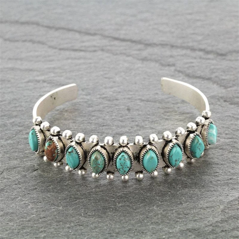 Pulsera vintage de turquesa con detalles únicos y estilo antiguo