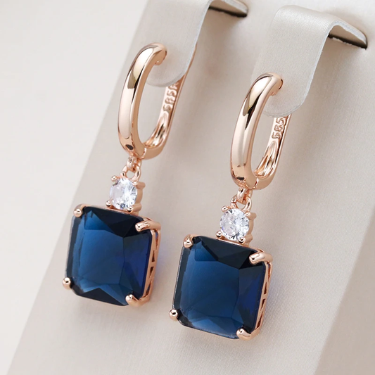 Pendientes elegantes con circonita azul y acabado en color rosa