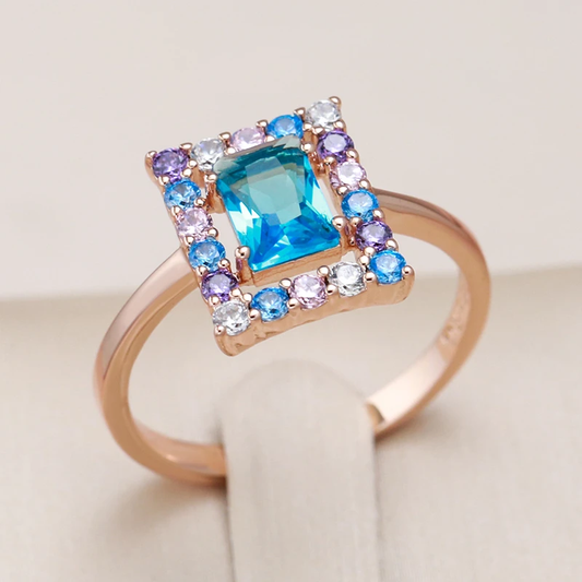 Elegante anillo cúbico con circonita azul