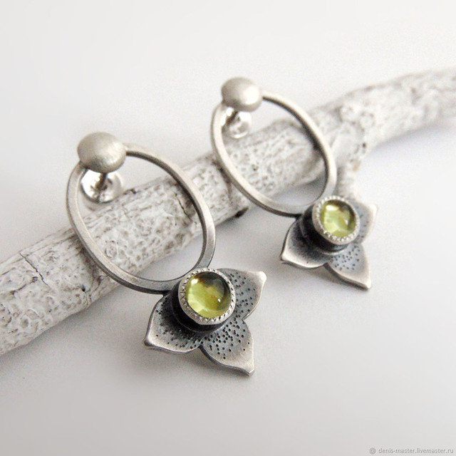 Elegantes pendientes de flores de peridoto con detalles de filigrana