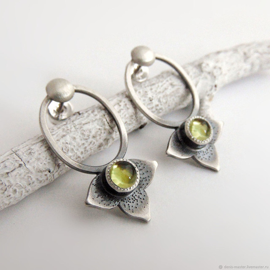 Elegantes pendientes de flores de peridoto con detalles de filigrana
