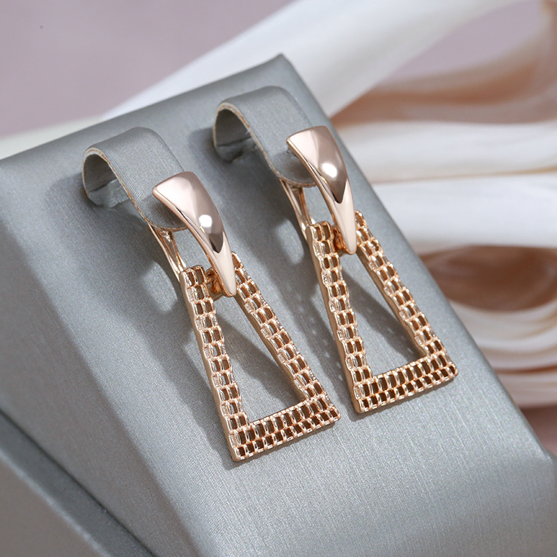 Pendientes elegantes con diseño geométrico de rosas