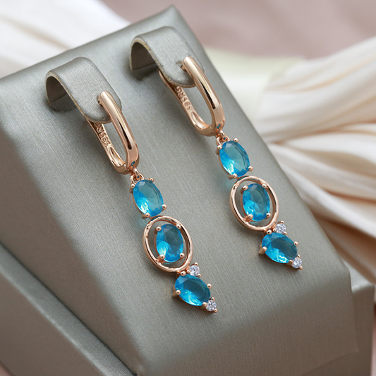Pendientes elegantes con circonitas azules con aspecto de rosa