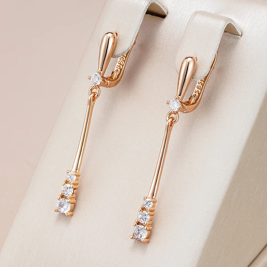 Pendientes elegantes de mujer con circonitas y diseño de lágrima