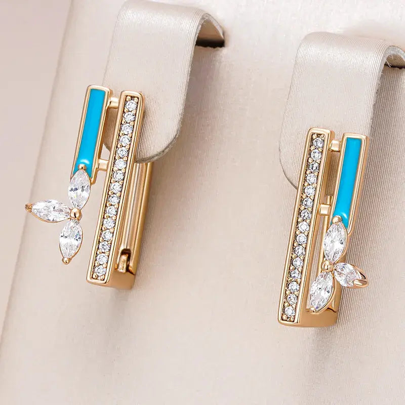Pendientes elegantes con esmalte azul turquesa y circonitas brillantes