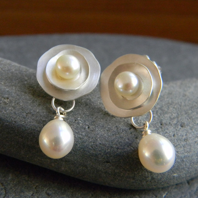 Elegantes pendientes de perlas con diseño floral y delicadas perlas en forma de lágrima