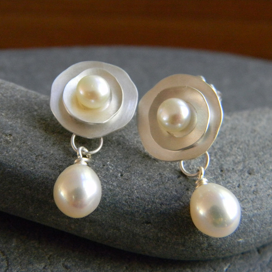 Elegantes pendientes de perlas con diseño floral y delicadas perlas en forma de lágrima