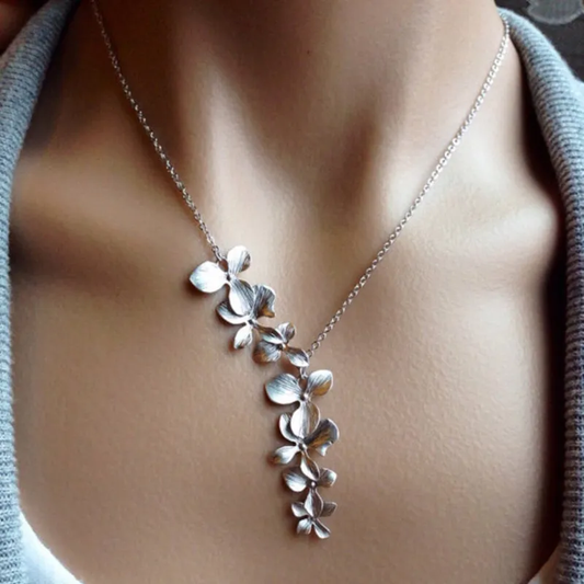 Elegante collar floral para mujer con diseño floral orgánico