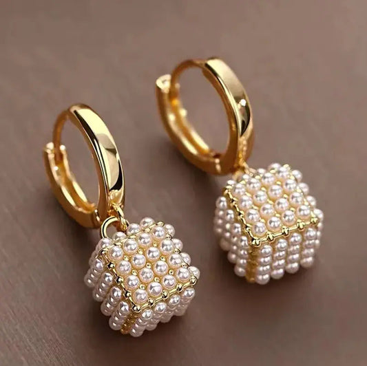 Elegantes pendientes cúbicos con delicadas perlas para una apariencia elegante