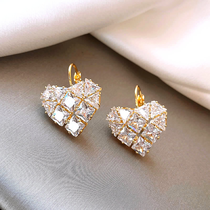 Pendientes de corazón de circonitas brillantes con elegantes piedras cuadradas