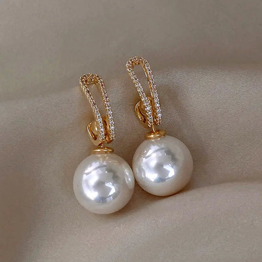 Elegantes pendientes de perlas con brillantes cristales de circonita cúbica para mujer