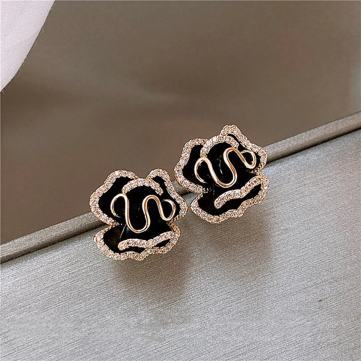 Pendientes elegantes con flor de loto negra y detalles brillantes