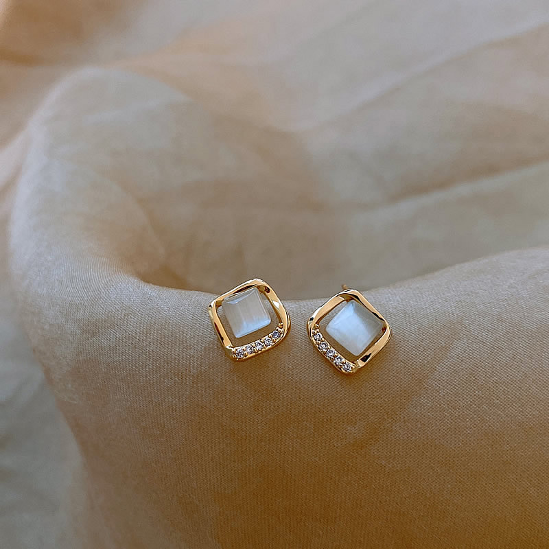 Pendientes elegantes con piedra brillante y circonitas