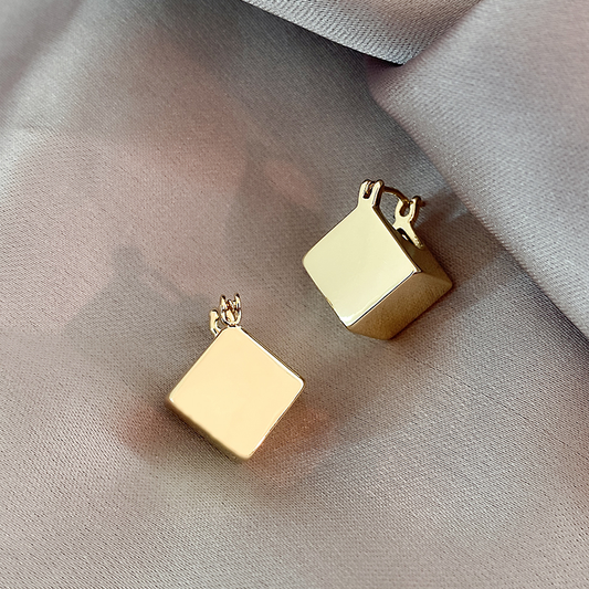 Pendientes de cubo modernos y brillantes con superficie pulida