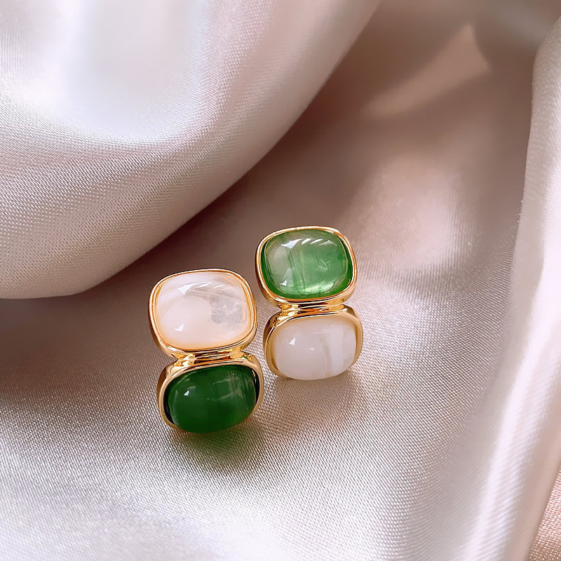 Pendientes elegantes con piedras decorativas verdes y blancas