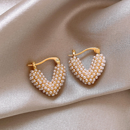 Pendientes de aro elegantes con forma de corazón y perlas para un toque elegante