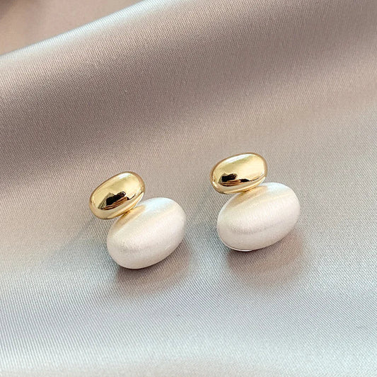 Pendientes elegantes con elementos en forma de lágrima y aspecto de perla