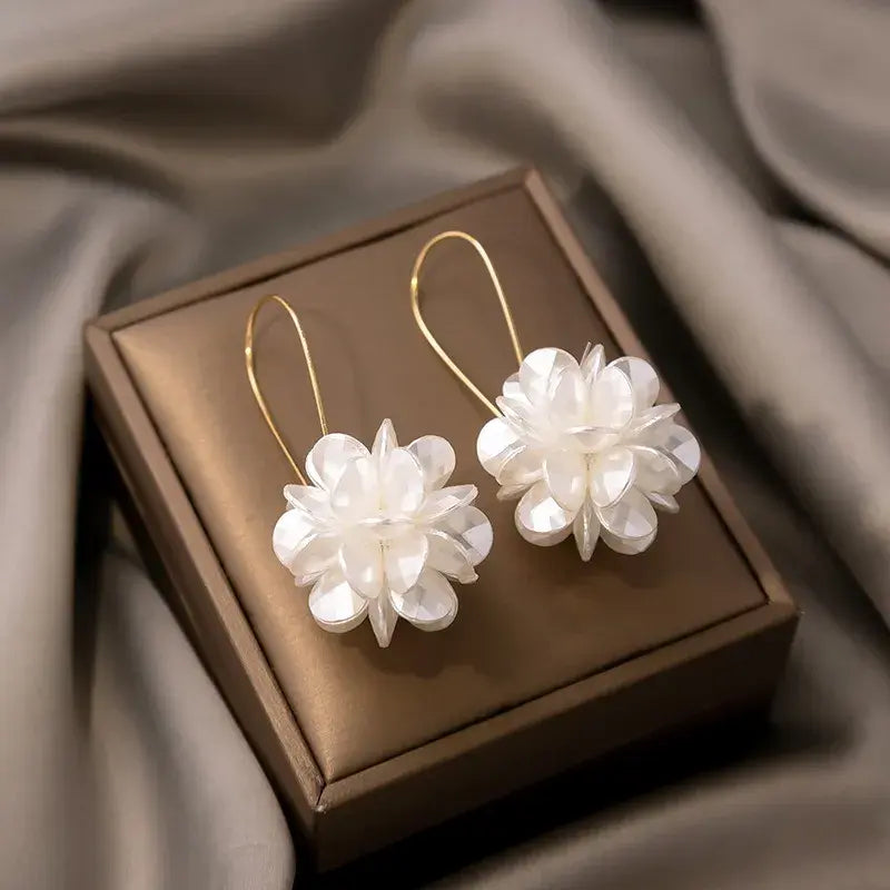 Pendientes elegantes de flores blancas con un delicado brillo de nácar