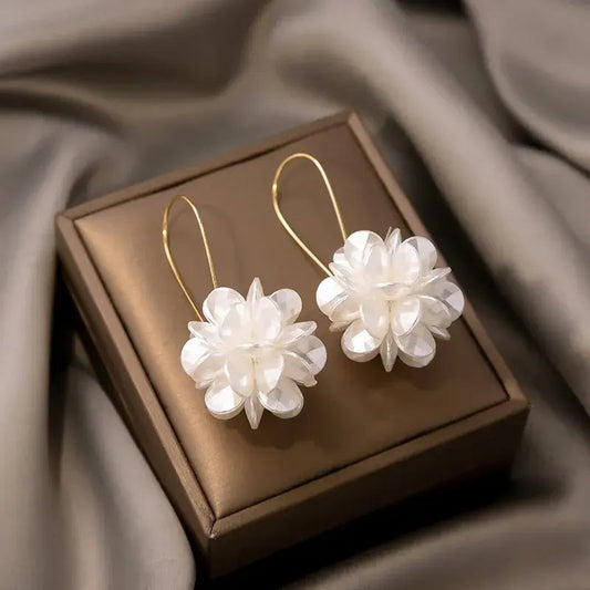 Pendientes elegantes de flores blancas con un delicado brillo de nácar