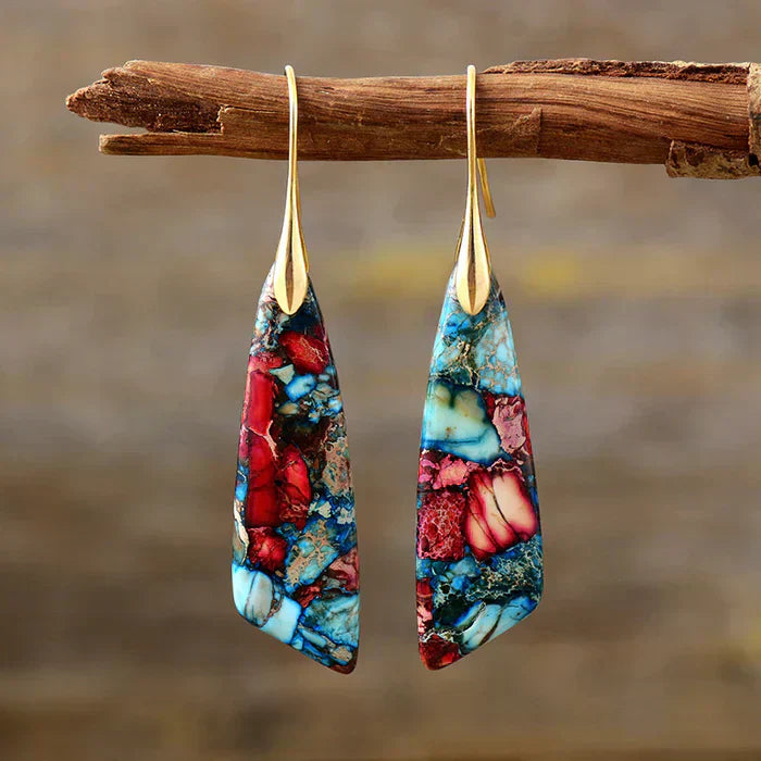 Pendientes con gemas de colores en elegante forma de lágrima