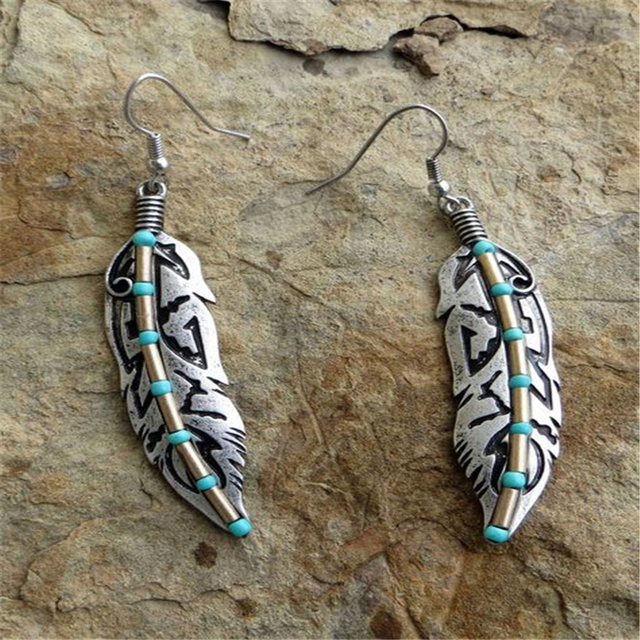 Pendientes de plumas antiguos con detalles en turquesa en estilo bohemio