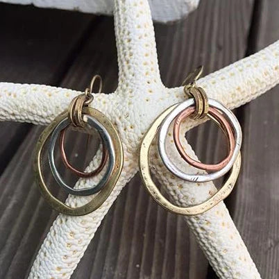 Pendientes elegantes y llamativos en una mezcla de metales multicolor