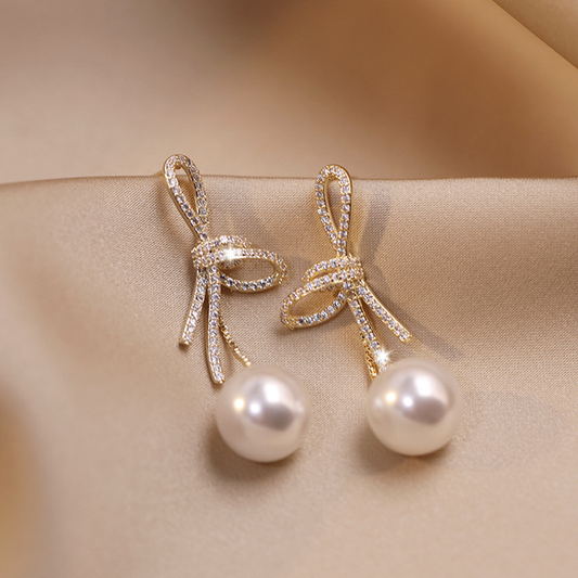 Pendientes de lazo elegantes con circonitas brillantes y perlas