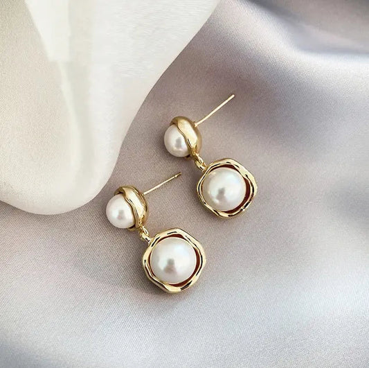 Pendientes colgantes elegantes con perlas y marco ondulado