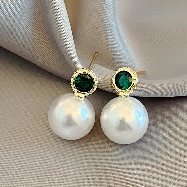 Pendientes elegantes con cristales verdes y perlas grandes
