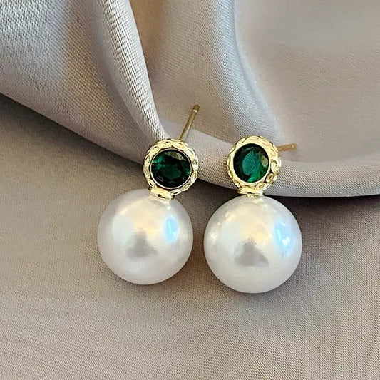 Pendientes elegantes con cristales verdes y perlas grandes