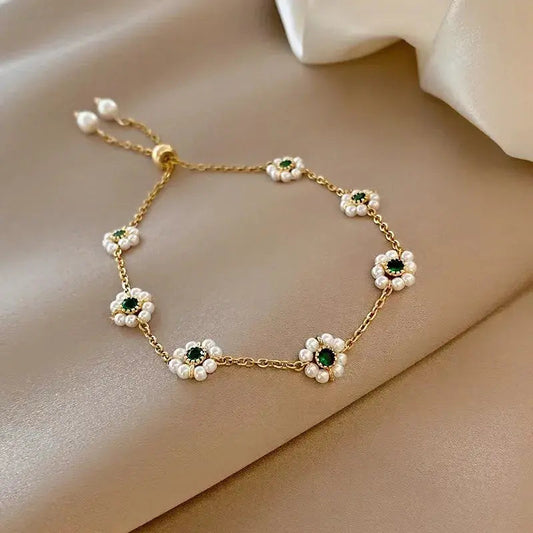Elegante pulsera de flores de perlas con circonitas brillantes