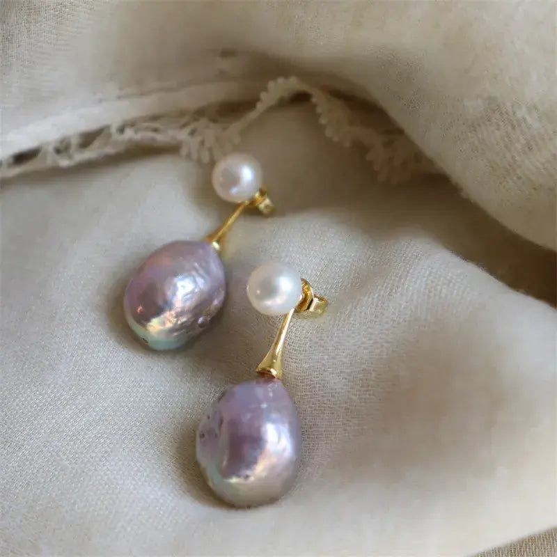 Elegantes pendientes barrocos de perlas de agua dulce con un brillante tono lavanda