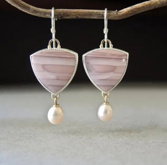 Delicados pendientes con jaspe rosa y elegantes perlas