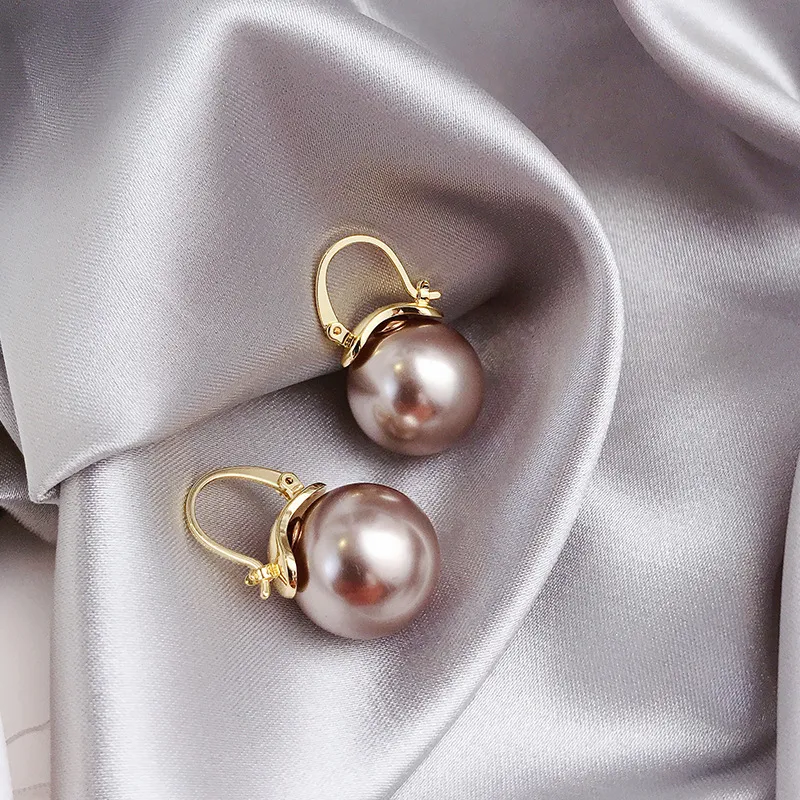 Pendientes elegantes con perlas grandes y brillantes en tonos marrones