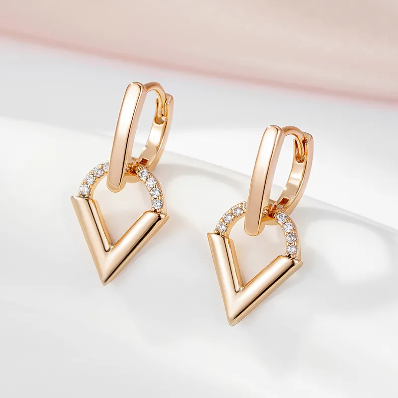 Elegantes pendientes colgantes con pavé de circonitas en diseño en forma de V