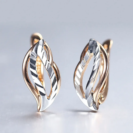 Pendientes elegantes de dos tonos con un diseño de hojas brillantes