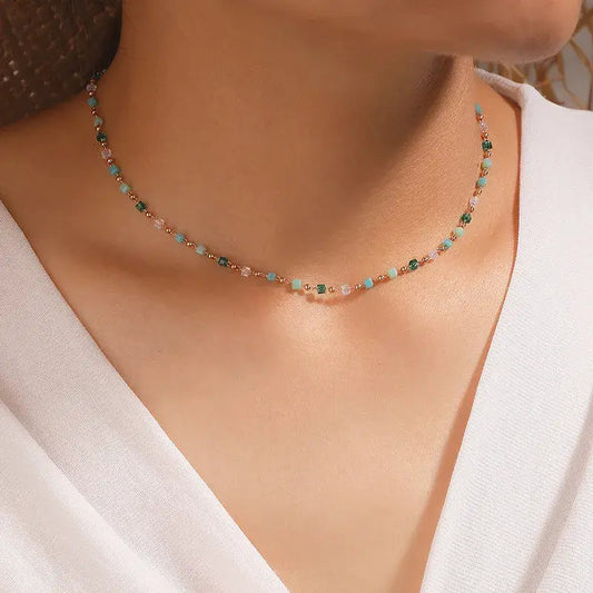 Delicado collar con cuentas de colores y piedras facetadas