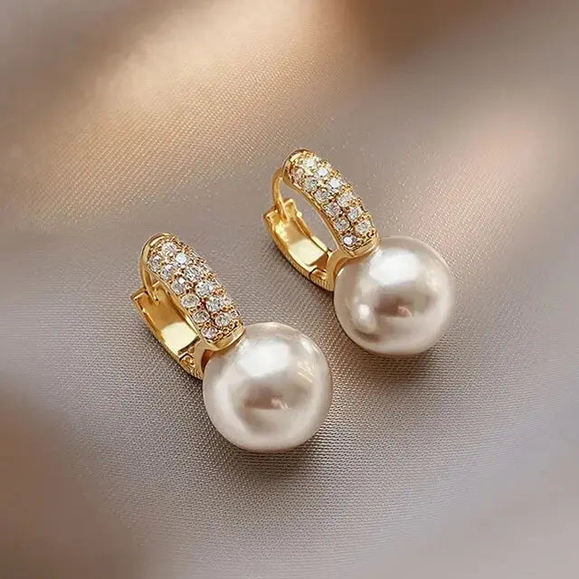 Pendientes de perlas elegantes con circonitas brillantes y diseño elegante